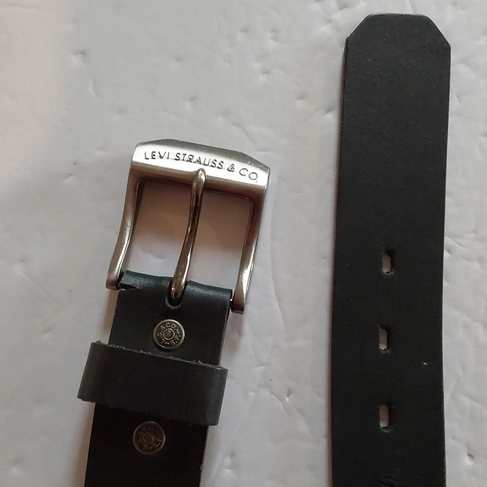 Levi's| Mens Black Premium Leather Belt Silver Buckle Dress Neutral Sz.42